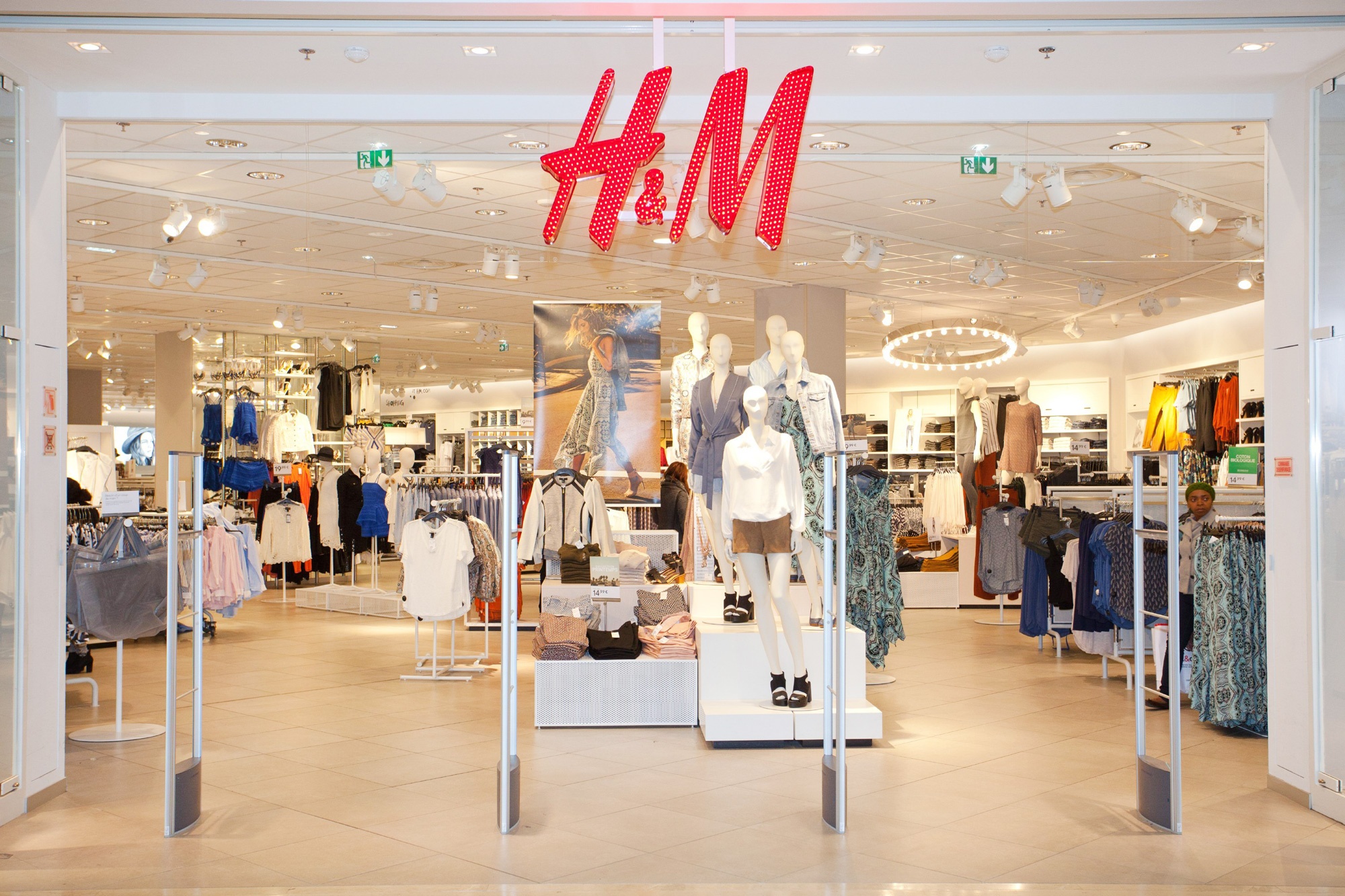 M d m shop. H&M hennes & Mauritz одежда. Магазин одежды эйч энд эм. HM HM HM. Шведский ритейлер h&m.