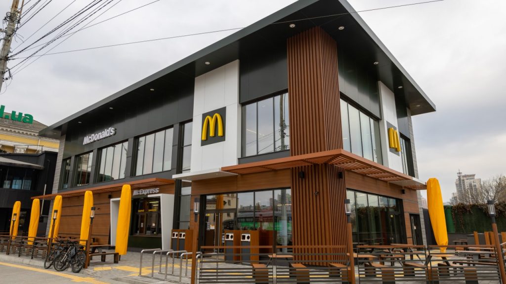Pershyj Mcdonalds Z Liftom. Merezha Vidkryla Onovlenyj Restoran Na Vokzalnij Foto